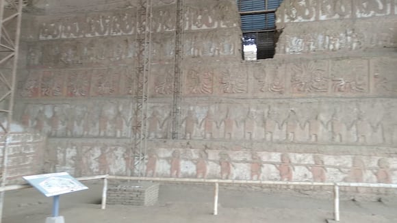 Huaca de La Luna y una de sus plazas