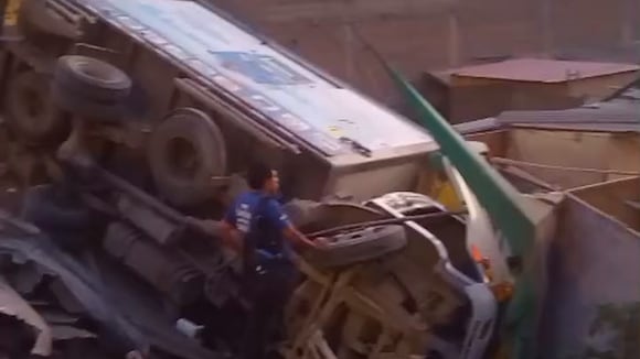 SJL: furgoneta cae sobre viviendas en Jicamarca y vecinos denuncian constantes accidentes en la zona