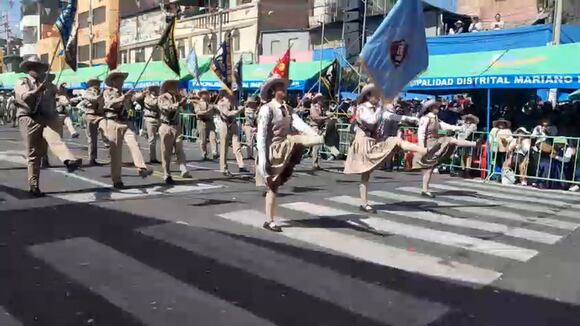 Gran Unidad Escolar de Mariano Melgar es campeón en Desfile Escolar UGEL Sur 2025