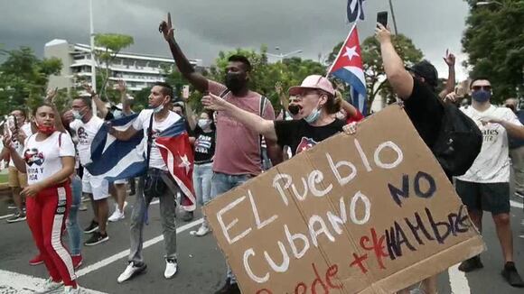 Cubanos en Panamá gritan "libertad" y la izquierda defiende la "revolución"