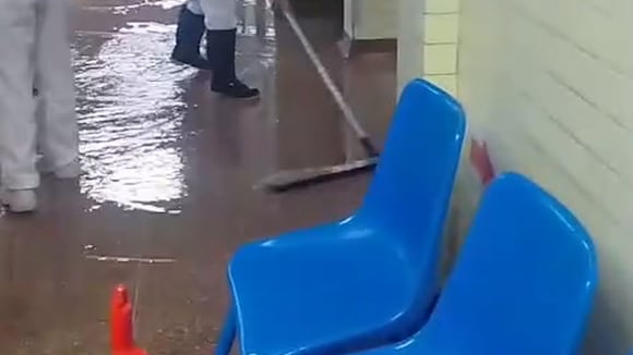 CORREO | Hospital de EsSalud Yanahuara se inundó con aguas servidas