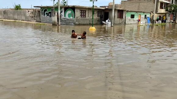 Niños se bañan en zonas inundadas de Chimbote