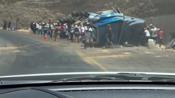 CORREO | Tráiler se despista en la vía hacia Camaná y pobladores saquean mercadería