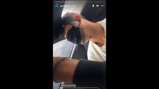 ‘Gato’ Cuba gasta broma a su amigo dormido cuando viajaban dentro de un auto (VIDEO)