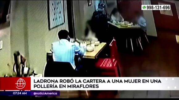Cámaras captan el momento en que una mujer roba una cartera en restaurant