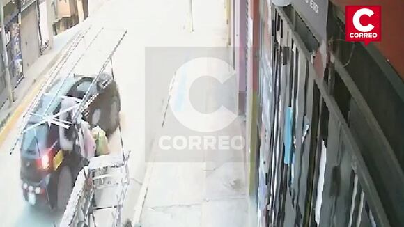 CORREO I Sin piedad delincuentes en auto arrastran a mujer para robarle celular en Huancayo