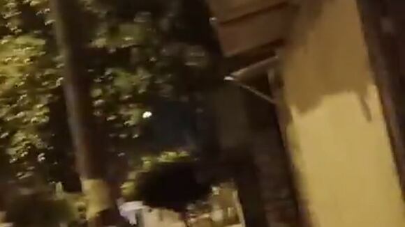 Estudiante usa alumbrado público para realizar sus tareas