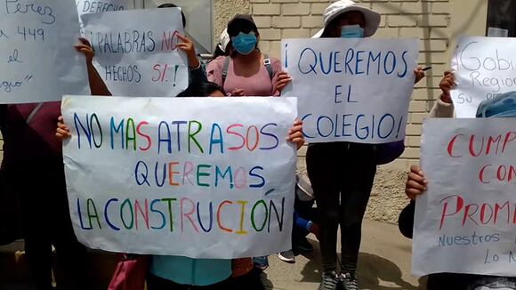 CORREO | Protesta en el Gobierno Regional de Tacna por padres del colegio Eduardo Pérez Gamboa