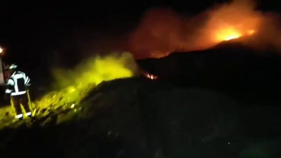 Incendian totorales de Huanchaco