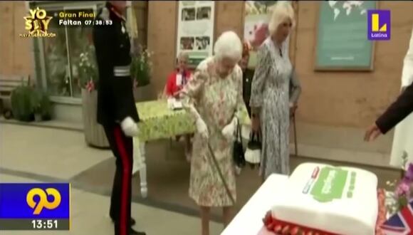 Reina Isabell II sorprende cortando un pastel con espada