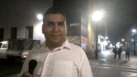 Eduardo Leiva se gana la vida en las céntricas calles de la ciudad de Trujillo