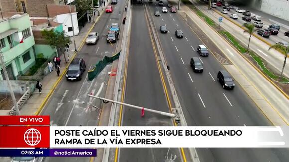 Miraflores: poste caído provoca congestión vehicular