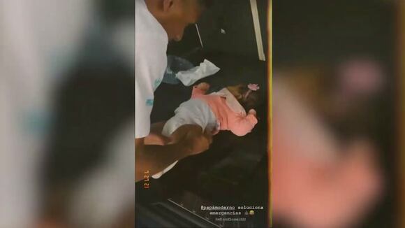 Flores protagoniza tierno momento con su bebé