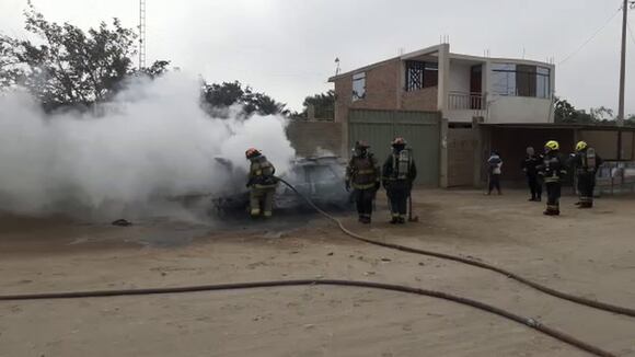 Extorsionadores queman vehículo en Trujillo