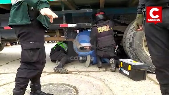 Motociclista queda atrapado bajo camión y sobrevive