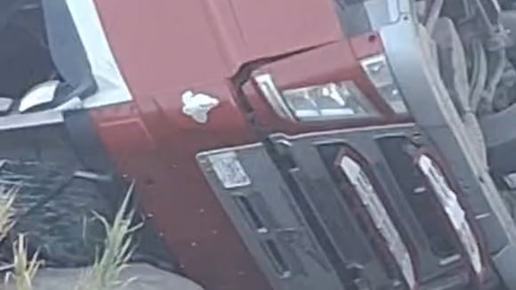 CORREO | Despiste y volcadura de camión genera emergencia en Camaná