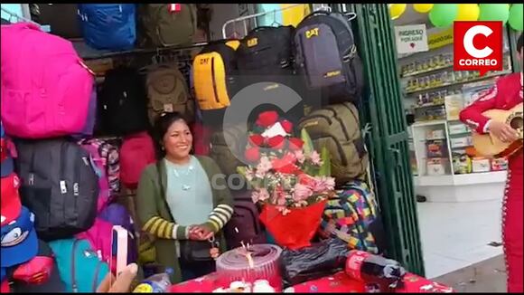 Sorprenden con serenata a ambulante