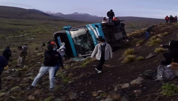 Ayacucho: Al menos cuatro personas fallecieron en despiste y volcadura de bus interprovincial en el kilómetro 228 de la carretera Interoceánica. (Cortesía Vladimir Alarcón)