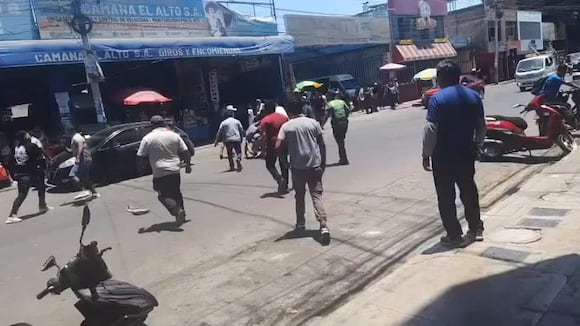 Choferes de minivan protagonizan violenta pelea por pasajeros en Camaná