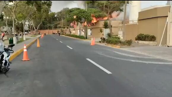 CORREO / OJO I Reportan incendio de grandes proporciones en clínica San Pablo de Surco.