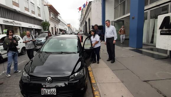 Donan carro a mujer, luego que manifestantes quemaron su auto