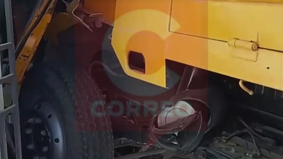 CORREO | VOLQUETE QUEDA EMPOTRADO TRAS CHOCAR CONTRA CAMIONETA