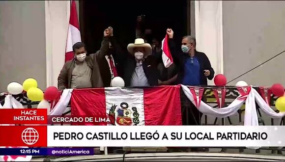 Pedro Castillo hace balconazo tras resultados preliminares favorables.