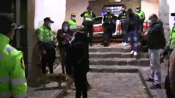 Jóvenes ebrios duermen en el piso en medio de operativo COVID-19 en Cusco