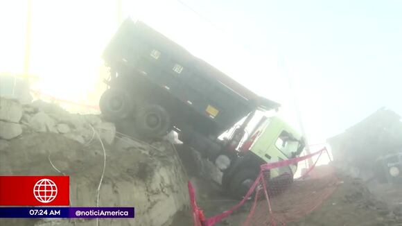 Villa María del Triunfo: camión se despista y está a punto de caer sobre casas