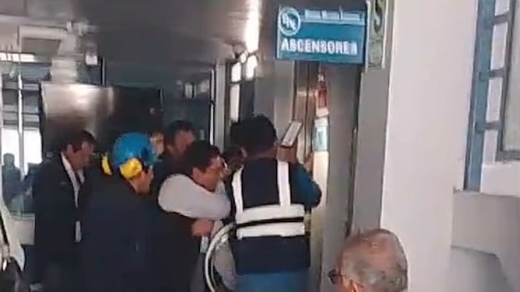 CORREO | Pacientes quedaron atrapados en ascensor de clínica privada en Arequipa