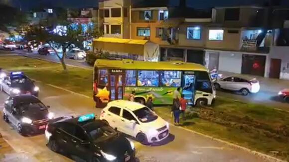 Conductor pone en riesgo a pasajeros en Trujillo