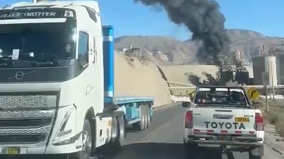 CORREO | INCENDIO EN ALMACÉN DE CEMENTO YURA, EN AREQUIPA
