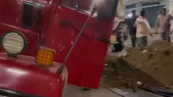 Volquete se hunde en nuevo forado en Trujillo