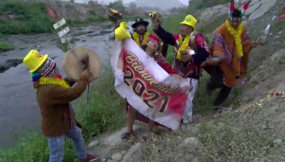 Con baños de florecimiento y rituales andinos peruanos piden salud para 2021