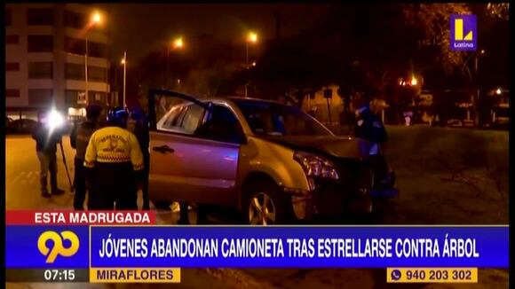 Miraflores: Joven impacta su auto contra arboles y lo abandona