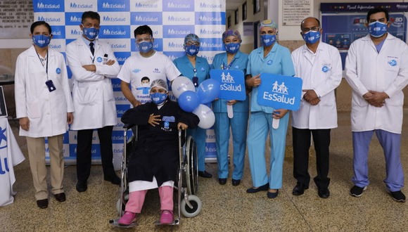 Médicos del Hospital Almenara de EsSalud le salvaron la vida a una joven madre procedente de la ciudad de Huancayo (Junín) tras extirparle un quiste gigante del hígado. (Video EsSalud)