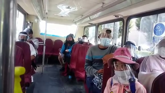Bajan a pasajeros de transporte urbano por no usar protector facial en Arequipa (VIDEO)