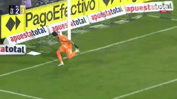 El blooper de Alejandro Duarte en el gol de Édgar Lastre para el descuento de CD Moquegua vs. Alianza Lima. (Video: L1 MAX)
