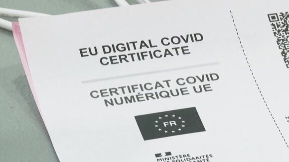 Francia detecta 110.000 pasaportes sanitarios falsos