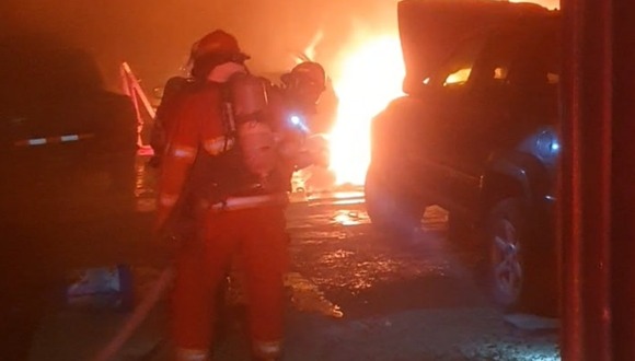 Chiclayo: Incendio se registra en taller mecánico y cuatro carros quedan reducidos a cenizas. (Video: Sandro Chambergo)