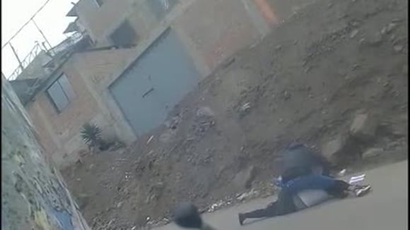 Delincuente golpea y arrastra a mujer por resistirse al robo de sus pertenencias en Comas.