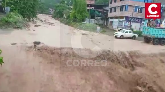 Chanchamayo: Intensas lluvias provocan desborde de riachuelo e inundan calles (VIDEO)