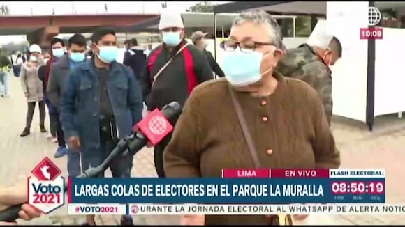 Electores acuden a votar al Parque de la Muralla