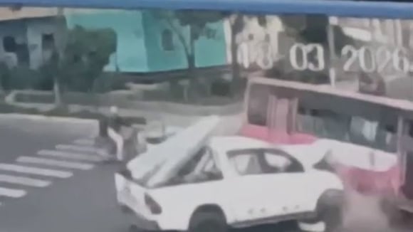 Así fue el choque entre camioneta y bus que dejó 8 personas heridas en Arequipa