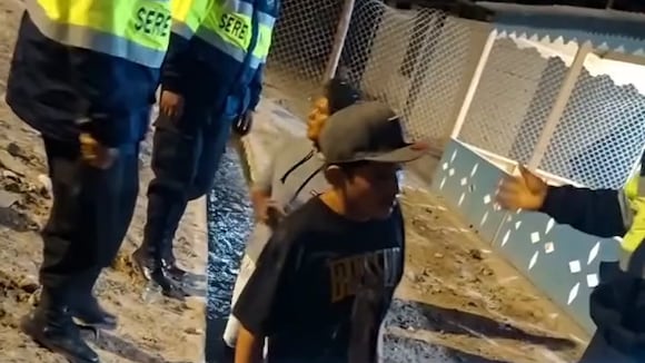 Serenos obligan a hombres a “bañarse” en canal de riego en Secocha, Camaná