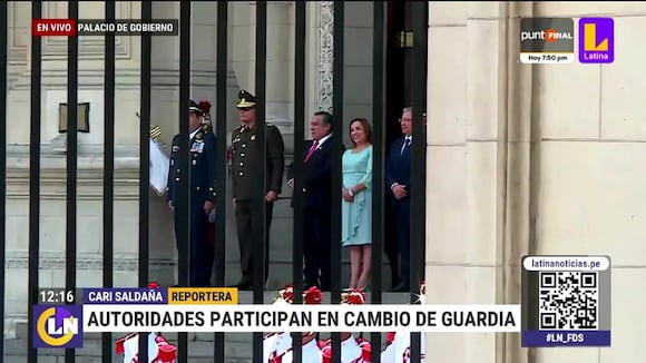 Dina Boluarte reaparece durante cambio de guardia en Palacio de Gobierno
