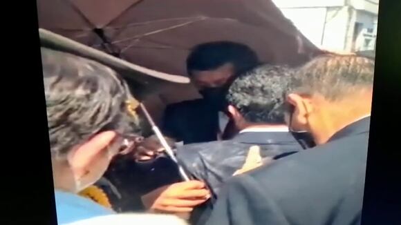 CORREO | Opositores arrojan huevos a presidente Pedro Castillo