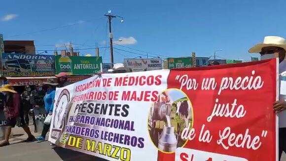 Cientos de ganaderos lecheros llegaron al kilómetro 904 de la vía Panamericana Sur para protestar por bajos precios
