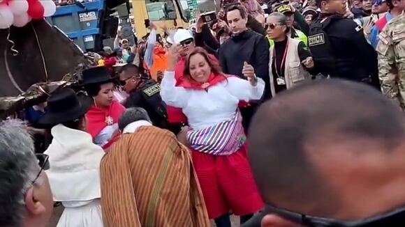 Ayacucho: Dina Boluarte es agredida por dos mujeres durante ceremonia oficial.