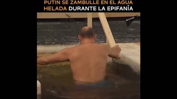 Vladimir Putin se sumerge en agua a temperatura de -20 para celebrar la Epifanía ortodoxa